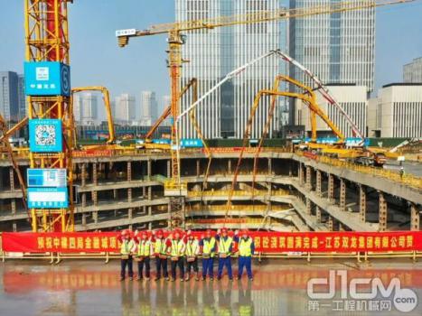 徐工V7系列泵車助力南京“最強摩天群”加速崛起