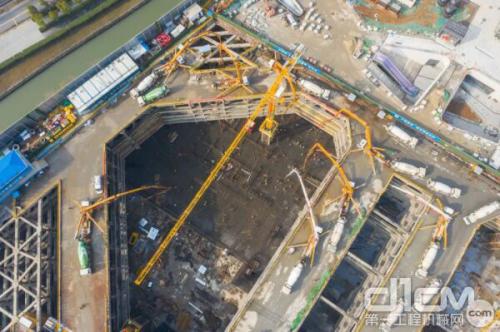 徐工V7系列泵車助力南京“最強摩天群”加速崛起