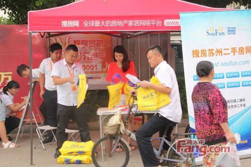 路過(guò)的大爺仔細(xì)閱讀單頁(yè)