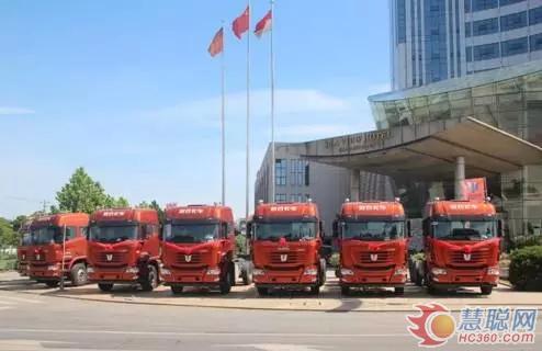 酒店外場(chǎng)地停放的即將交付的聯(lián)合卡車
