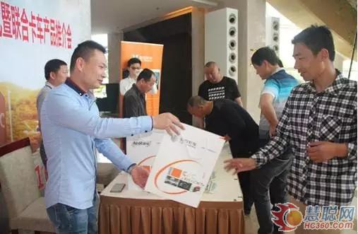 參會(huì)人員簽到，發(fā)放禮品